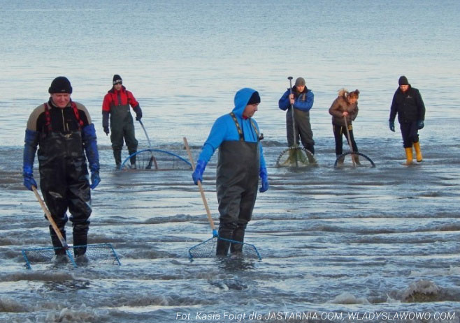 Poławiacze bursztynu z kaszorkiem